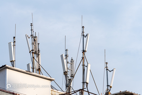 樓頂上的信號基站臺 現代通訊的隱形守護者